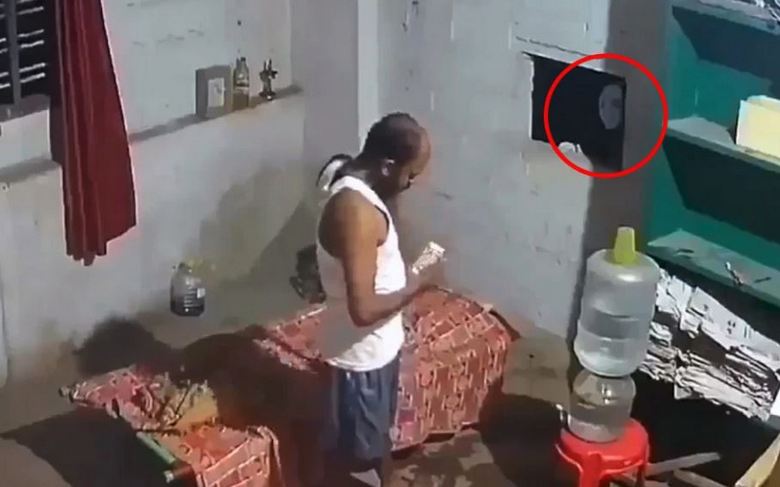 Duhovi nas neprestano gledaju.