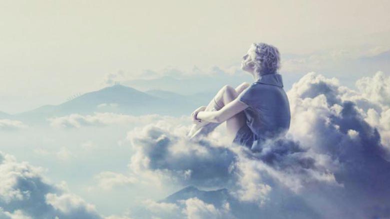 Ljudska figura koja hoda kroz oblake ušla je u video