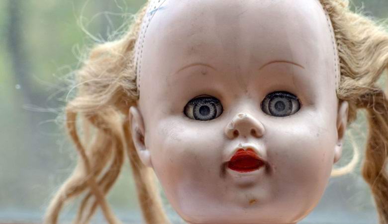 Prokleta lutka okreće glavu, trepće i govori
