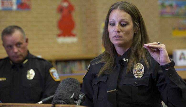 Policajac na fotografiji sa