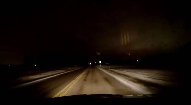 Tri lagana stuba pala su s noćnog neba