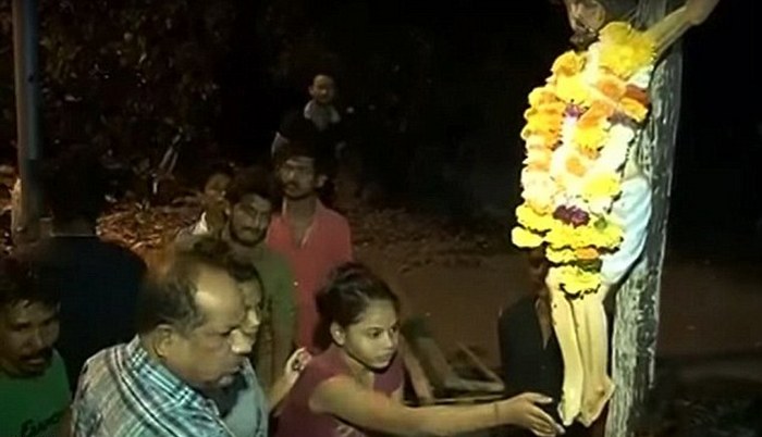 Vlaga koja daje život teče s nogu kipa Isusa Krista