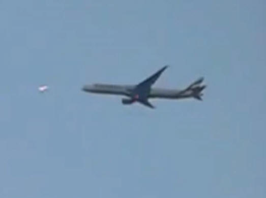 Avion za sletanje poleteo je pored NLO-a