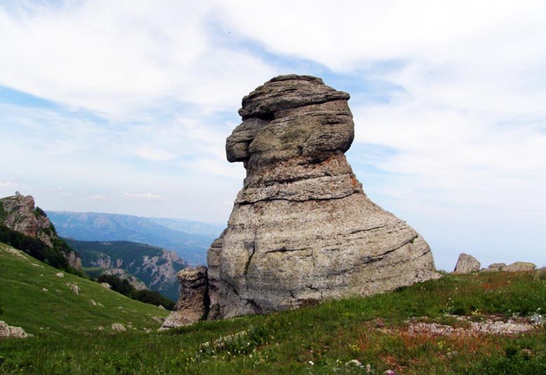 Здесь на каменных вершинах. Каралезская Долина Крым сфинкс. Крыму в Каралезской долине. Каменные сфинксы Каралезской Долины. Узун Тарла Крым.