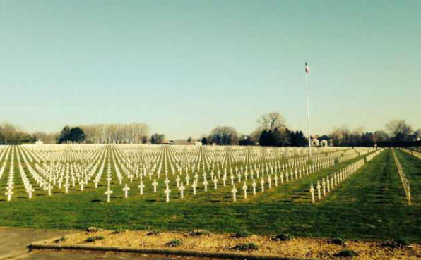 Jedan školarci su slikali duha koji čuva grobove vojnika