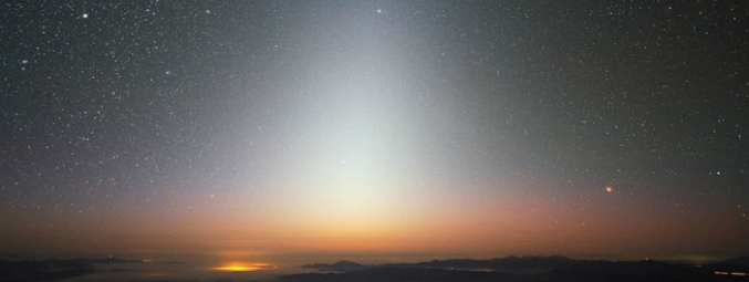 Sjajna piramida u sumrak svjetlosti