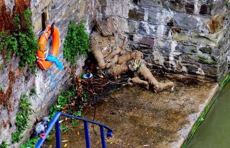 Čudna lutka plaši stanovnike Bristola