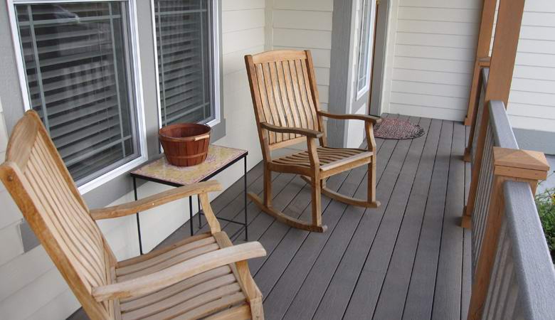 Stolica se u misterioznom videu spontano kreće na verandi