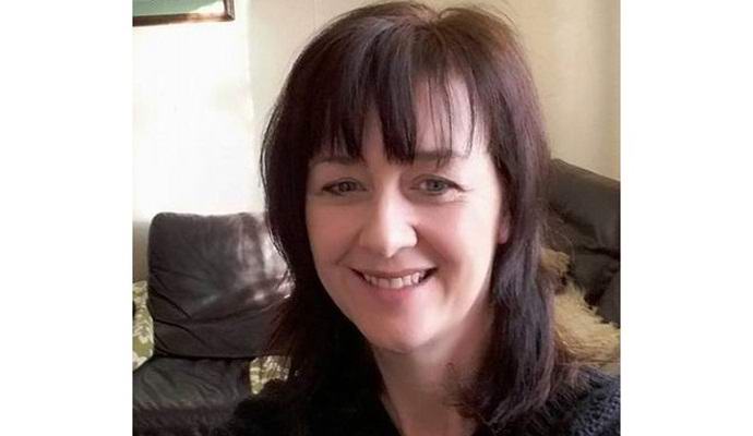 Sjajni duh žene koja viri iza drveta