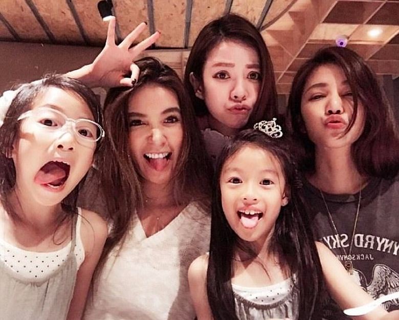 Tajvanska porodica starije žene