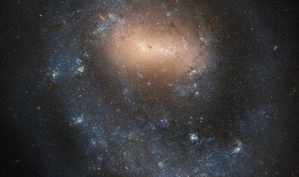 Teleskop Hubble snima 'jednoručnu' galaksiju 