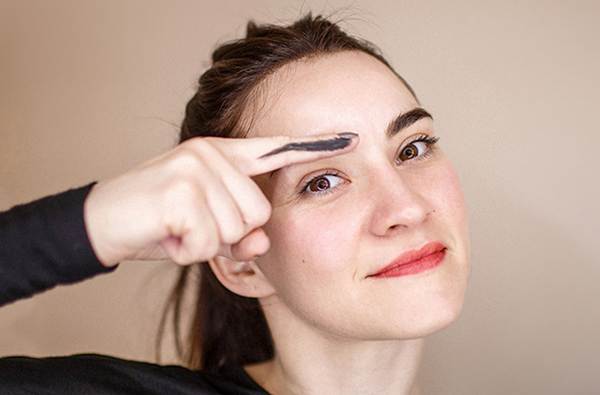 potpisati prištić na desnoj obrvi 