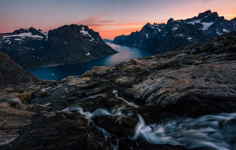 Naučnici su otkrili tamna područja na ledenoj plohi Grenlanda, ispod koje se snijeg intenzivno topi