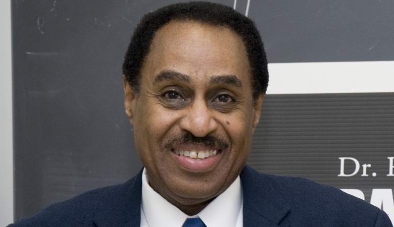 Naučnik pokušava stvoriti vremensku mašinu za spas svog oca