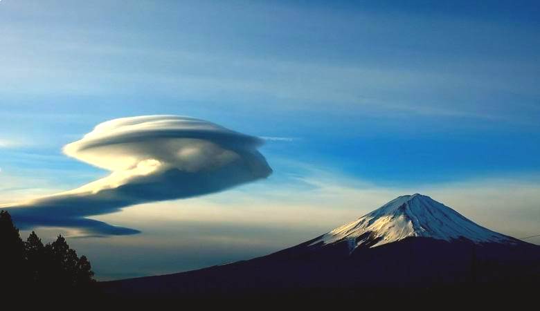 Nevjerovatni oblak zarobljen nad vulkanom Fuji