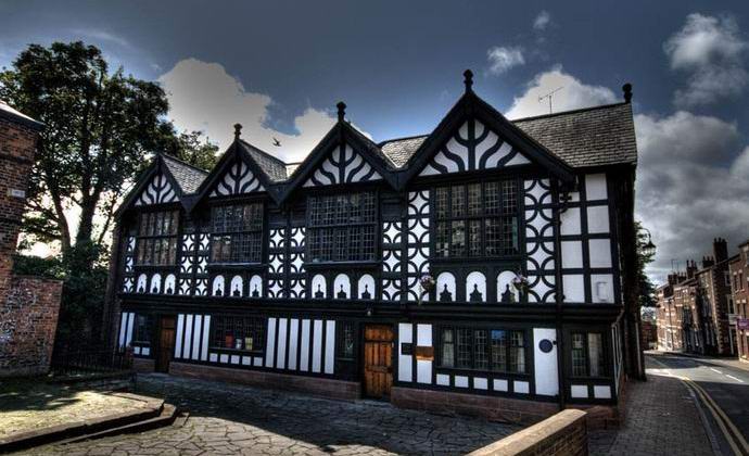 Duh je dva puta fotografiran u engleskom hotelu.