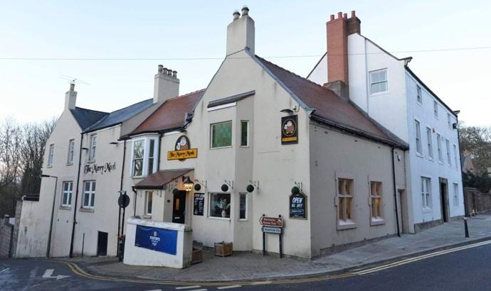 Demon je fotografiran u engleskom pabu.