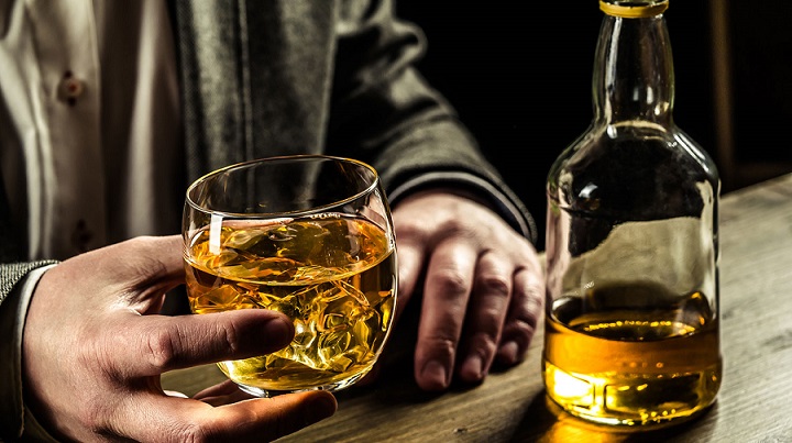 U Indiji se alkohol prolio iz slavine u stambenoj zgradi