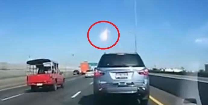 Ogromna vatrena kugla leti na nebu nad Tajlandom