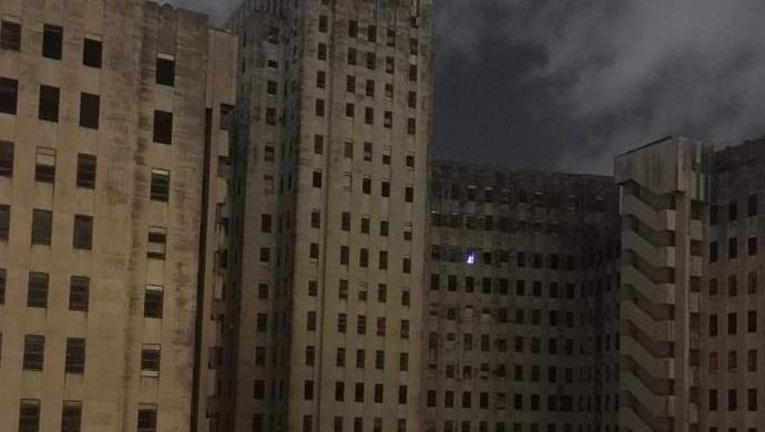 Božićni duh pojavio se na prozoru napuštene bolnice