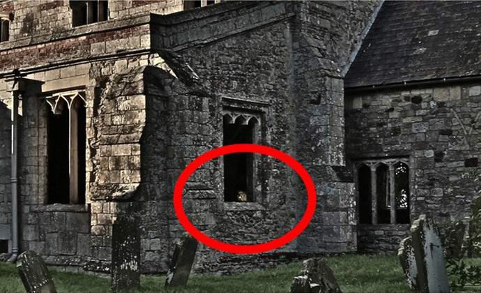 Duh se pojavio na prozoru napuštene crkve