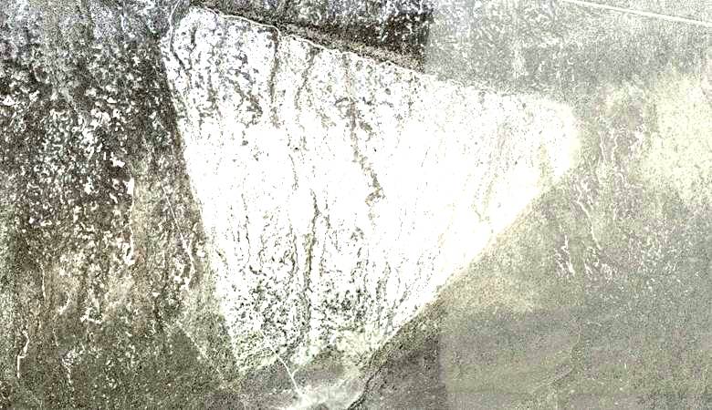 U pustinji Nevade pronađena je džinovska trokutasta građevina