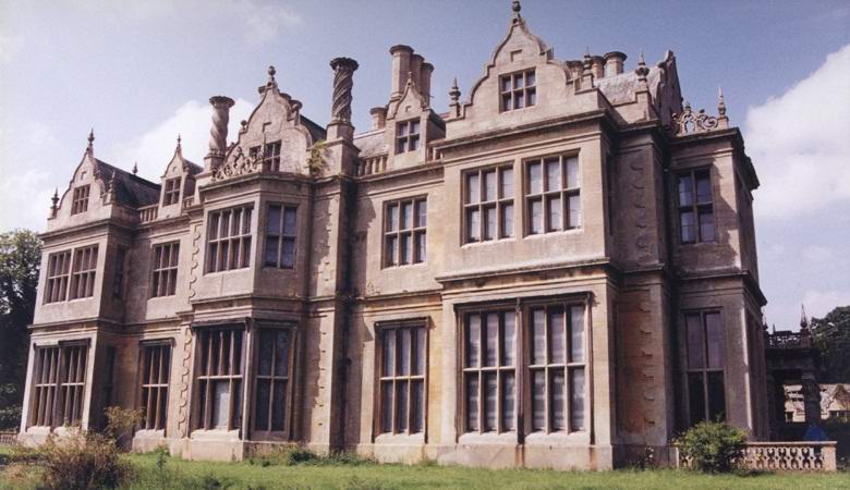 U staroj opatiji uhvaćeni poljupci duhovi ljubavnika