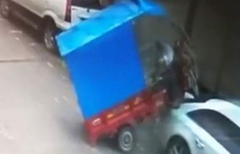 Nevidljiva sila je bacila rikšu?