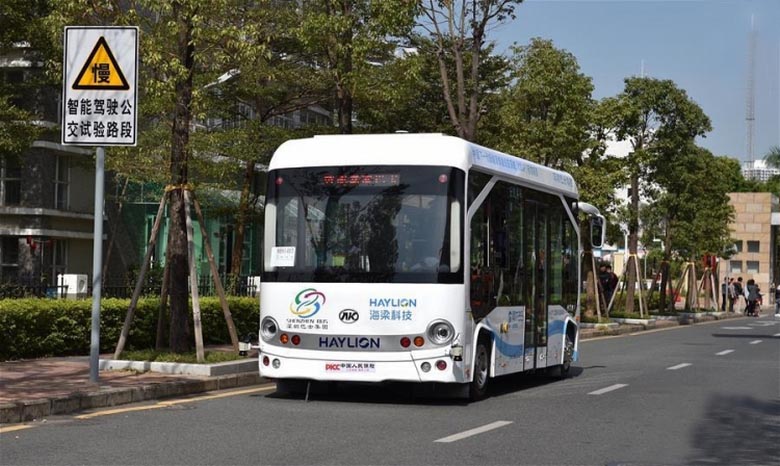 Vozač je umirovljeniku pomogao da prebrodi trotoar - jednostavno ga je nosio na sebi