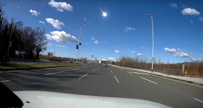Eksplozija meteorita nad Hrvatskom zabilježila je automobilski DVR (VIDEO)