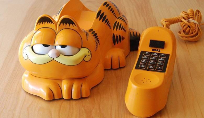 Misterija telefona Garfield koji se decenijama pere na obali Francuske konačno je riješena