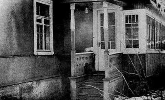 Misteriozne fotografije zlih duhova razbijaju prozor