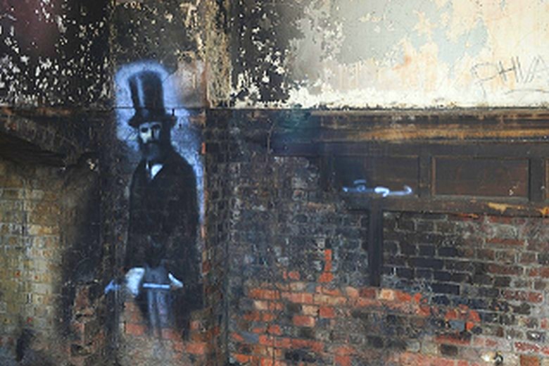 Tajanstveni muškarac u kaputi i tamnom kaputu