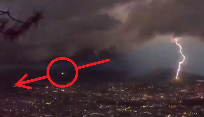 Zeleni sferični objekt letio je nad Meksikom tokom grmljavinske oluje