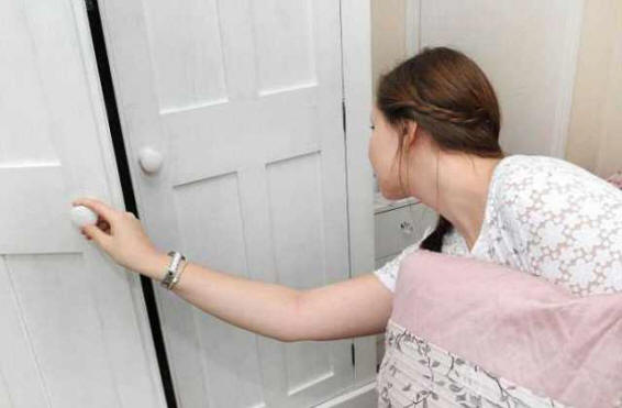 Žena pati od rijetke fobije straha od ormara