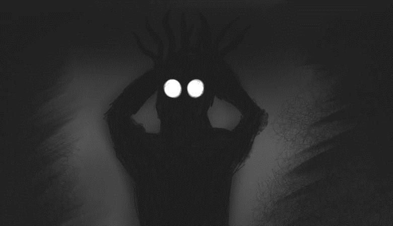 Žena snima entitet blistavim očima